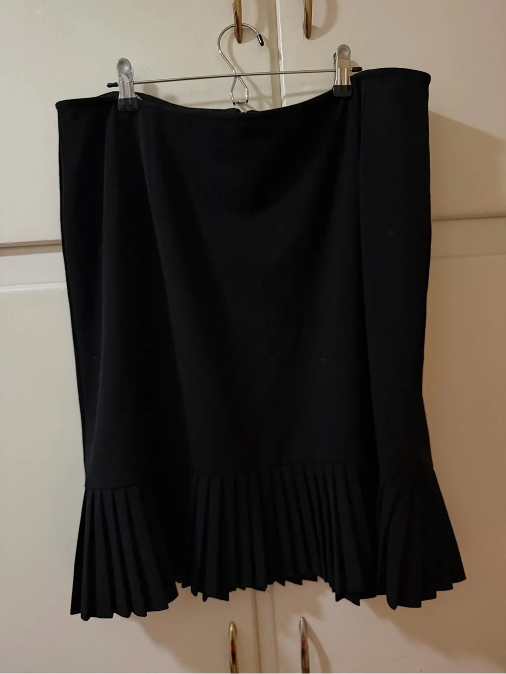 Briggs New York Black Pleated Hem Mini Skirt